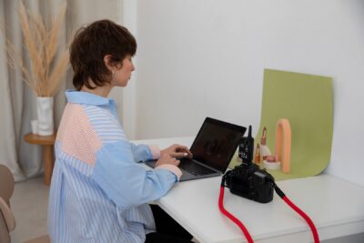 Side view woman - Office table
