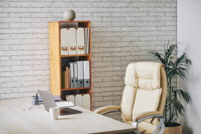 side shelves or drawers also keep your desk clean